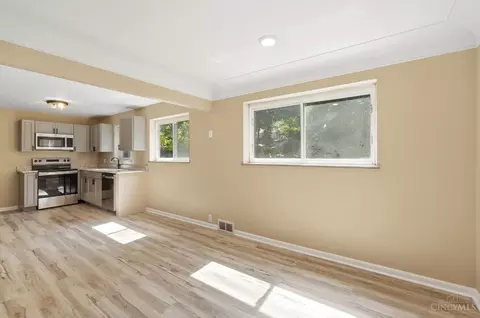 Living - 8844 Mockingbird Ln, Cincinnati, OH 45231 photo 4 of 4