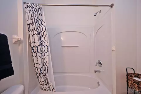 Bath - 363 Delaware Dr, Hamilton Township, OH 45039 photo 4 of 5