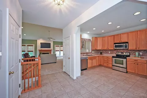 Entry Way - 363 Delaware Dr, Hamilton Township, OH 45039 photo 2 of 2