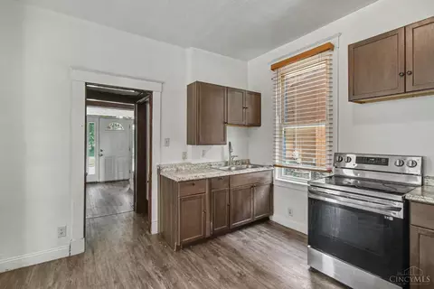 Entry Way - 934 Sunset Ave, Cincinnati, OH 45205 photo 2 of 2