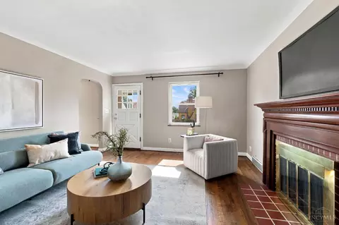 Living - 3089 Neisel Ave, Cincinnati, OH 45248 photo 2 of 2