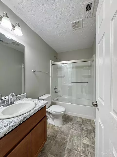 Bath - 2905 Pine Leaf Ct, Hamilton, OH 45013 photo 2 of 3