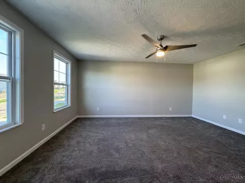 Living - 2905 Pine Leaf Ct, Hamilton, OH 45013 photo 4 of 5