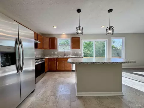 Kitchen - 2905 Pine Leaf Ct, Hamilton, OH 45013 photo 5 of 7