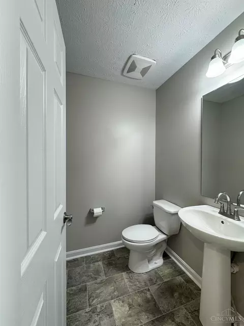 Bath - 2905 Pine Leaf Ct, Hamilton, OH 45013 photo 1 of 3