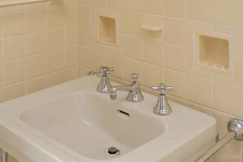 Bath - 7803 Ayers Rd, Cincinnati, OH 45255 photo 5 of 8