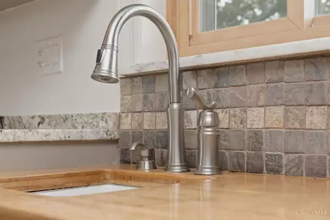 Kitchen - 7803 Ayers Rd, Cincinnati, OH 45255 photo 13 of 14