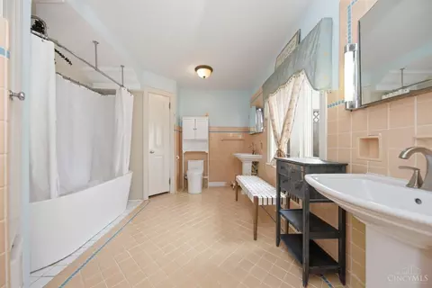 Bath - 7803 Ayers Rd, Cincinnati, OH 45255 photo 6 of 8