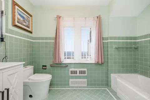 Bath - 7803 Ayers Rd, Cincinnati, OH 45255 photo 3 of 8