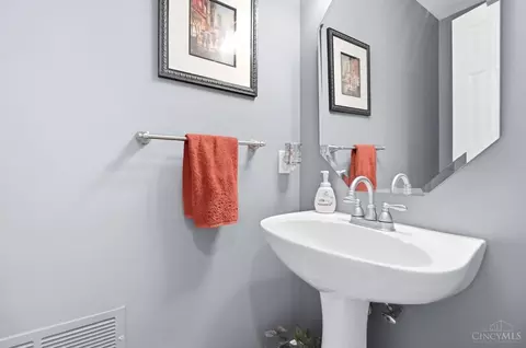 Bath - 680 Silverhedge Dr, Cincinnati, OH 45231 photo 1 of 11