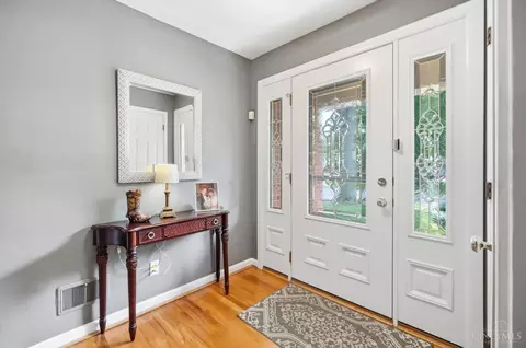 Entry Way - 680 Silverhedge Dr, Cincinnati, OH 45231 photo 2 of 7