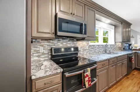 Kitchen - 680 Silverhedge Dr, Cincinnati, OH 45231 photo 3 of 7