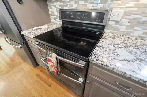 Kitchen - 680 Silverhedge Dr, Cincinnati, OH 45231 photo 4 of 7
