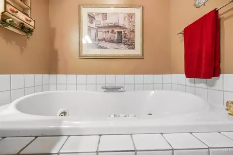 Bath - 680 Silverhedge Dr, Cincinnati, OH 45231 photo 5 of 11