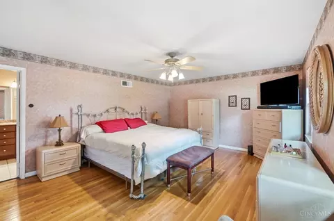 Bedroom - 680 Silverhedge Dr, Cincinnati, OH 45231 photo 1 of 10