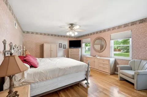 Bedroom - 680 Silverhedge Dr, Cincinnati, OH 45231 photo 2 of 10