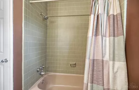Bath - 680 Silverhedge Dr, Cincinnati, OH 45231 photo 10 of 11