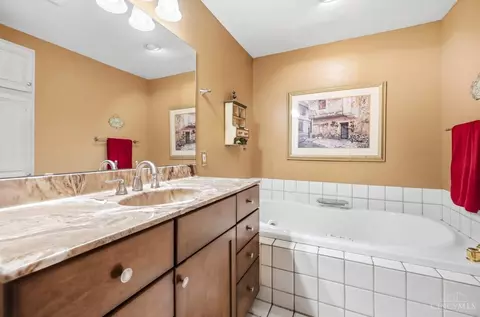 Bath - 680 Silverhedge Dr, Cincinnati, OH 45231 photo 3 of 11