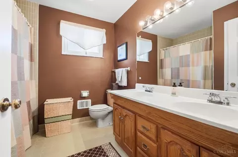 Bath - 680 Silverhedge Dr, Cincinnati, OH 45231 photo 9 of 11