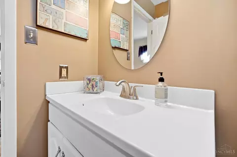Bath - 680 Silverhedge Dr, Cincinnati, OH 45231 photo 7 of 11