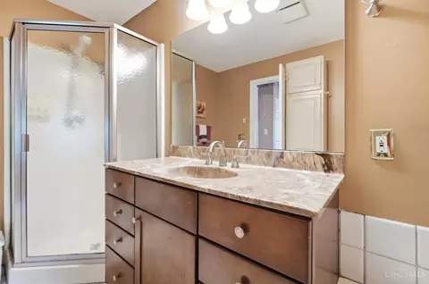 Bath - 680 Silverhedge Dr, Cincinnati, OH 45231 photo 4 of 11