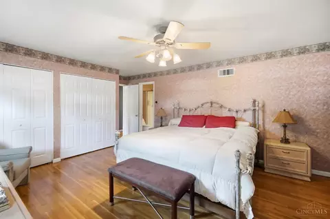 Bedroom - 680 Silverhedge Dr, Cincinnati, OH 45231 photo 3 of 10