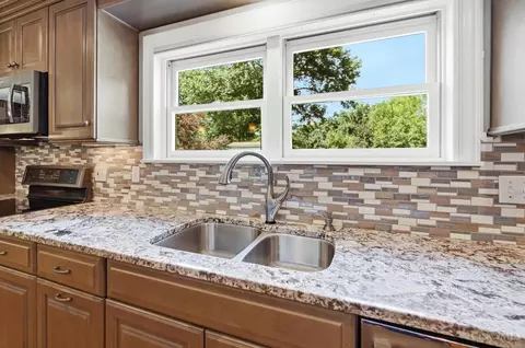 Kitchen - 680 Silverhedge Dr, Cincinnati, OH 45231 photo 5 of 7