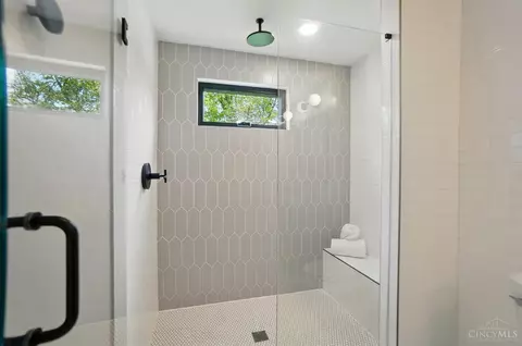 Bath - 4846 Myrtle Ave, Blue Ash, OH 45242 photo 4 of 6
