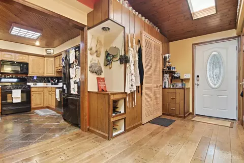 Entry Way - 4831 Klatte Rd, Cincinnati, OH 45244 photo 2 of 3