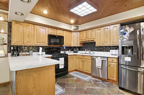 Kitchen - 4831 Klatte Rd, Cincinnati, OH 45244 photo 2 of 4