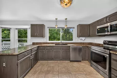 Kitchen - 2254 Candlemakers Ln, Maineville, OH 45039 photo 2 of 2