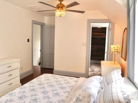 Bedroom - 3616 Madison Rd, Cincinnati, OH 45209 photo 2 of 4