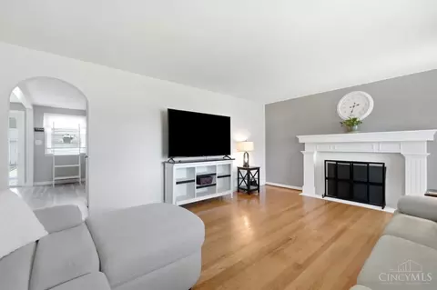 Living - 2203 Miracle Mile, Springfield, OH 45503 photo 1 of 2
