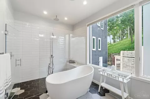 Bath - 430 Oregon St, Cincinnati, OH 45202 photo 6 of 11
