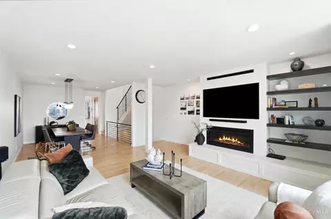 Living - 430 Oregon St, Cincinnati, OH 45202 photo 3 of 7