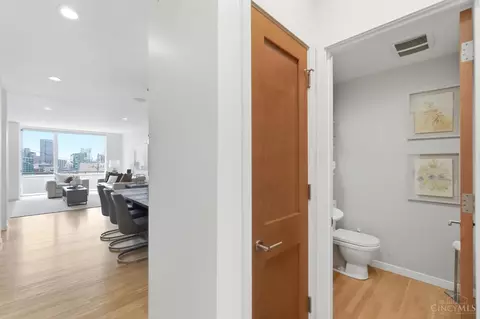 Entry Way - 430 Oregon St, Cincinnati, OH 45202 photo 9 of 13