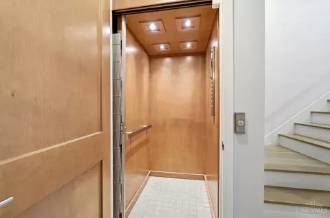 Entry Way - 430 Oregon St, Cincinnati, OH 45202 photo 5 of 13