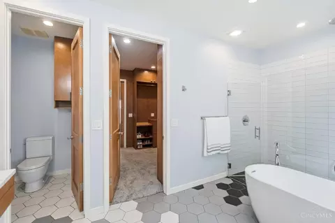 Bath - 430 Oregon St, Cincinnati, OH 45202 photo 8 of 11
