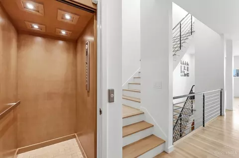 Entry Way - 430 Oregon St, Cincinnati, OH 45202 photo 7 of 13