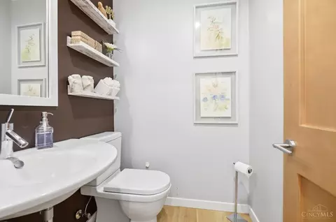 Bath - 430 Oregon St, Cincinnati, OH 45202 photo 3 of 11