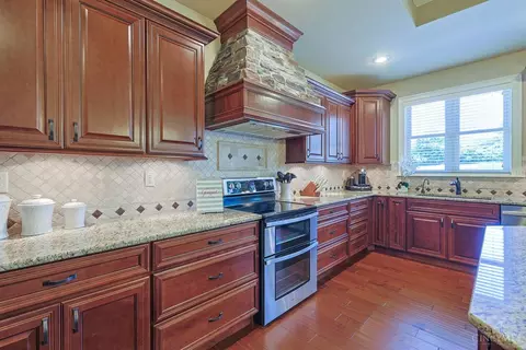 Kitchen - 8180 Keller Rd, Cincinnati, OH 45243 photo 5 of 7