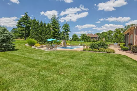 Exterior - 8180 Keller Rd, Cincinnati, OH 45243 photo 8 of 17