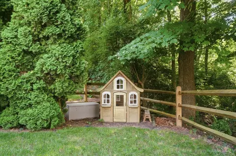 Exterior - 8060 Ashley View Dr, Cincinnati, OH 45227 photo 1 of 5