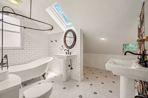 Bath - 3040 Taylor Ave, Cincinnati, OH 45220 photo 2 of 3