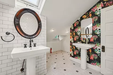 Bath - 3040 Taylor Ave, Cincinnati, OH 45220 photo 3 of 3