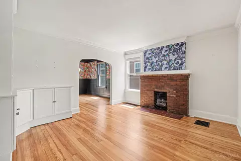 Living - 3040 Taylor Ave, Cincinnati, OH 45220 photo 3 of 4