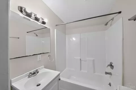 Bath - 6718 Ledge St, Cincinnati, OH 45227 photo 3 of 6