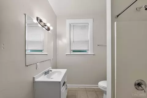 Bath - 6718 Ledge St, Cincinnati, OH 45227 photo 2 of 6