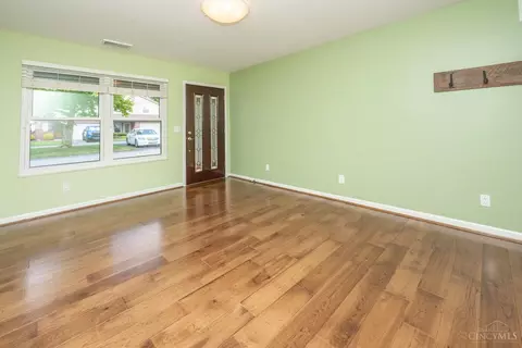291 Jonathan Ct, Cincinnati, OH 45255 photo 3