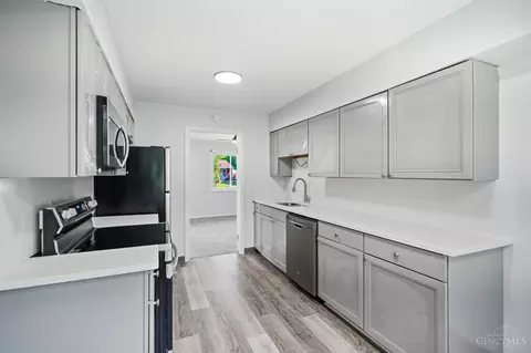 Kitchen - 131 Brookhaven Ave, Woodlawn, OH 45215 photo 2 of 3